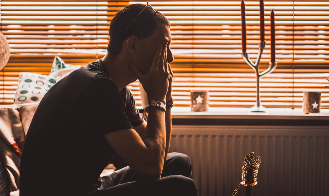 Ein Mann erlebt eine sich verschlimmernde Depression nach dem Tranxene-Missbrauch über einen längeren Zeitraum.