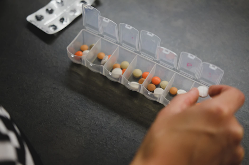 Ein Tablettenbehälter mit Clobazam und anderen Medikamenten gegen Krampfanfälle.