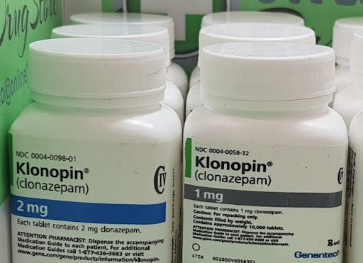 Fläschchen mit 2 mg und 1 mg starken Klonopin-Tabletten, eine der Clonazepam-Marken, die häufig von Abhängigen missbraucht werden.
