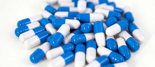 Einige Oxazepam-Tabletten liegen auf einem Tisch. Ein Abhängiger nimmt mehr Tabletten ein, um dieselben Wirkungen wie zuvor zu erzielen.