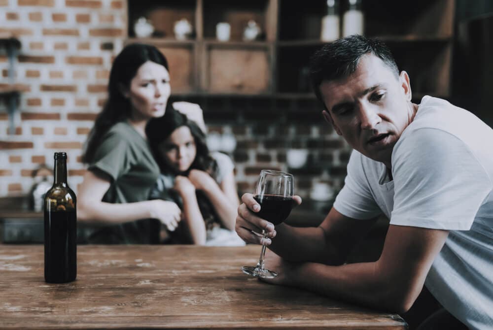 Ο αλκοολισμός στην οικογένεια επηρεάζει ολόκληρη την κοινότητα