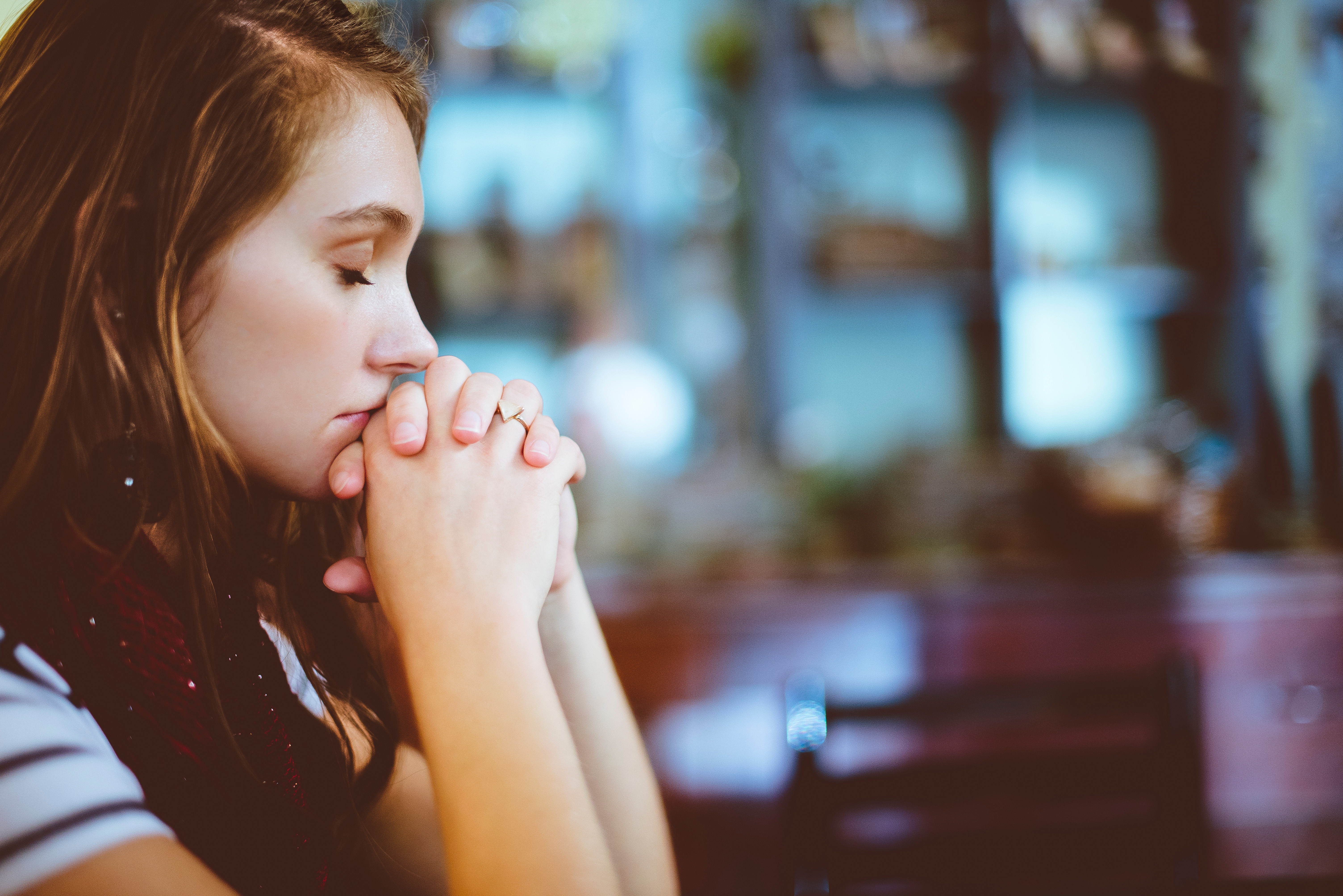 la ragazza chiuse gli occhi