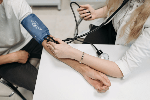 Medicinski stručnjak koji prikuplja dijagnostičke zdravstvene podatke o pacijentu na lečenju zavisnosti.